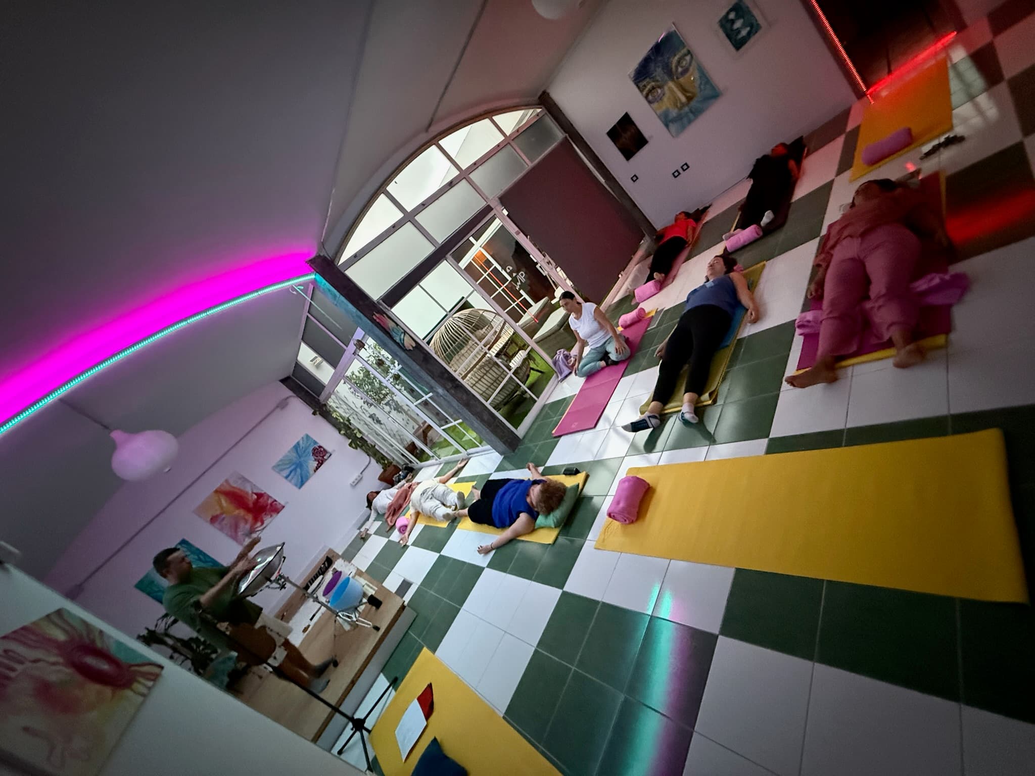 Sound Bath con cuencos tibetanos en el WIP Center